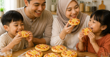 Keluarga bahagia menikmati pizza mini rumahan bersama